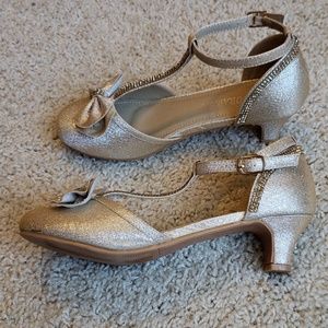 Girl's gold dress shoes size 3